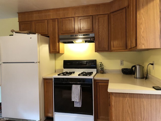 Building Photo - 1 br, 1 bath  - 24 Oak St