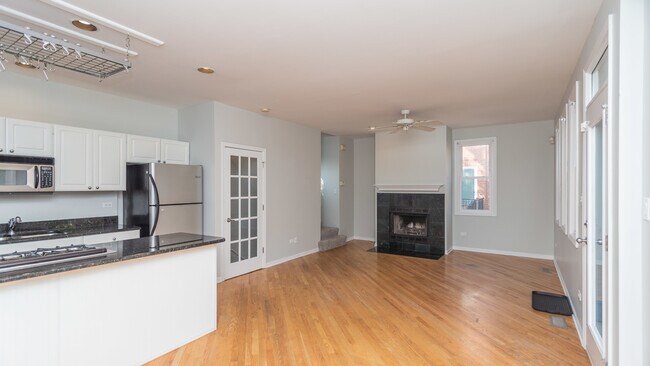 Building Photo - 1840 W Diversey Pkwy
