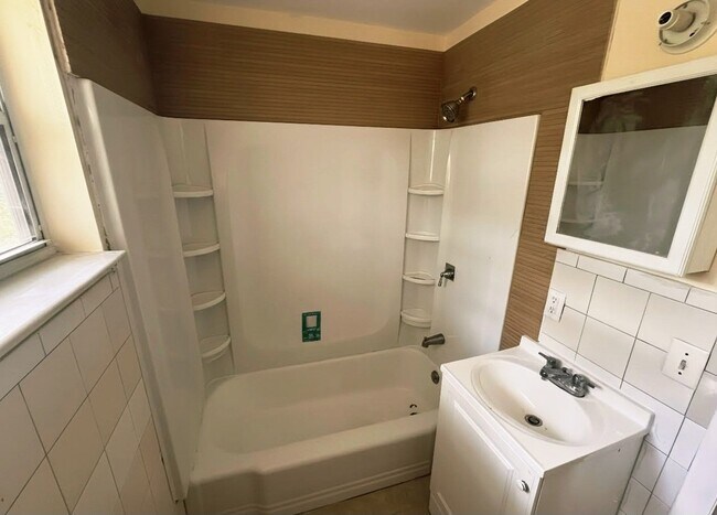 Foto del edificio - 6064 Longchamp Dr