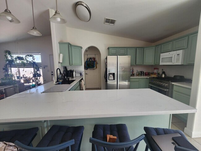 Foto del edificio - Fully Furnished 3 Bedroom Home w/ Covered ...