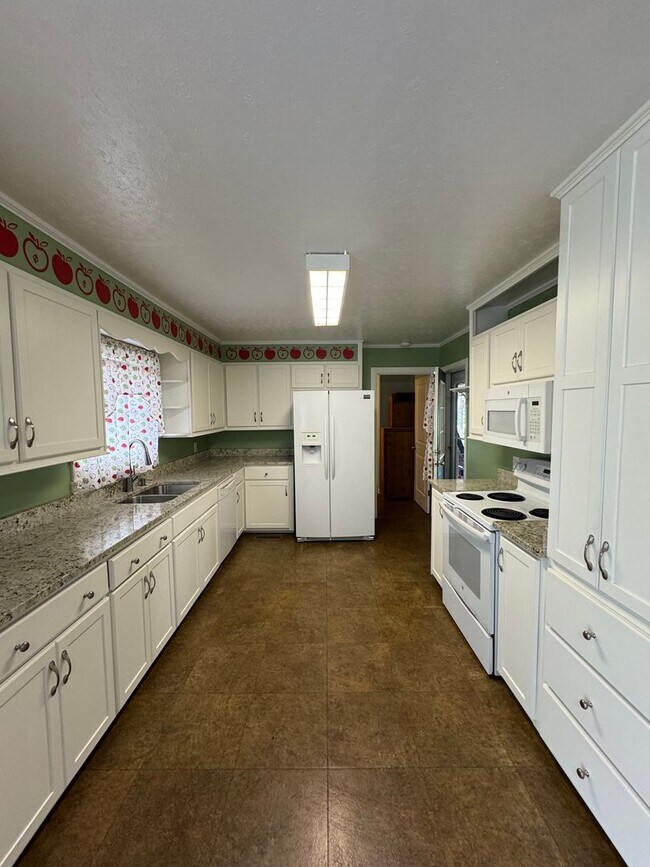Foto del edificio - Prime Location! 2 Bed Home on Highway to M...