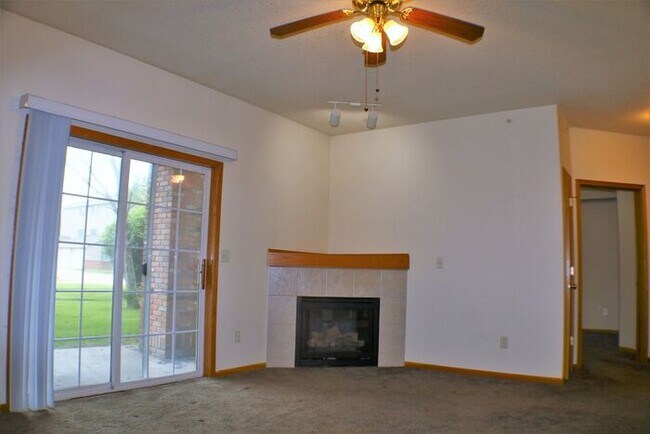 Building Photo - $935 | 2 Bedroom, 1 Bathroom Condo | No Pe...