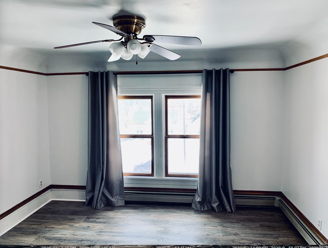Living room. - 1024 7th St N