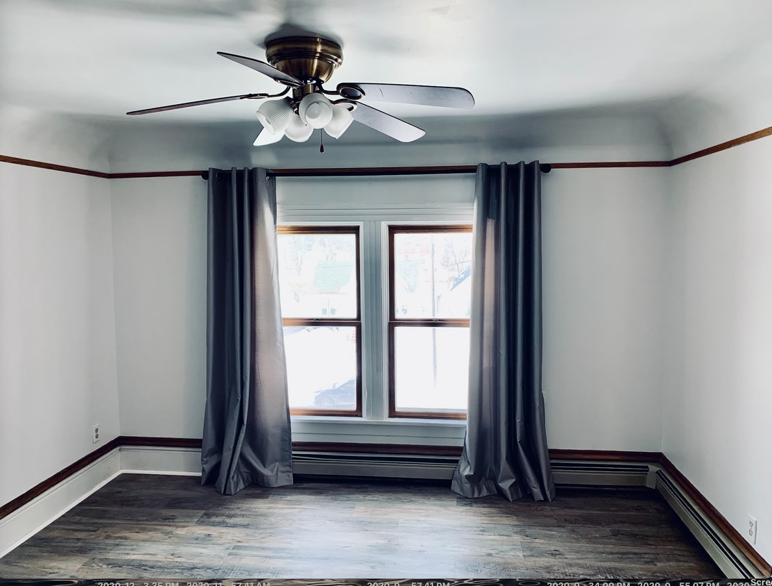 Living room. - 1024 7th St N