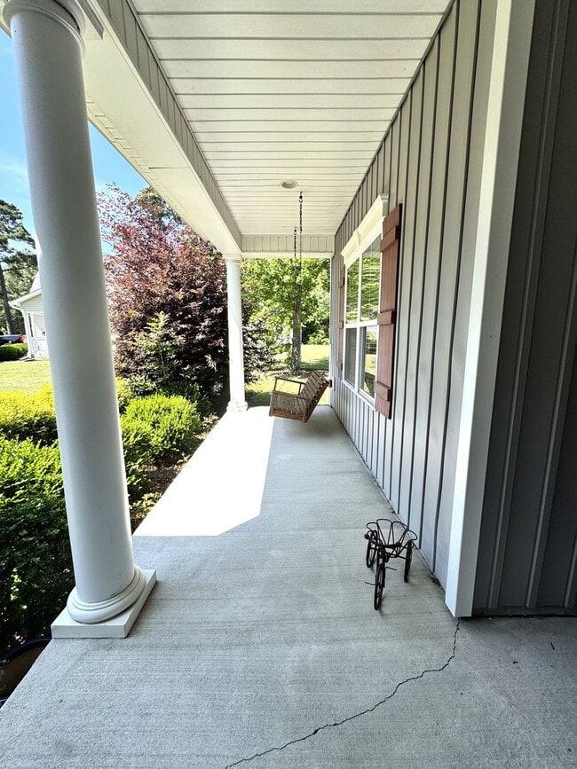 Building Photo - Stunning Home with an Upstairs Apartment or In-law Suite