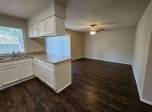 Foto del edificio - NOW AVAILABLE- Arlington: Three bedroom ne...