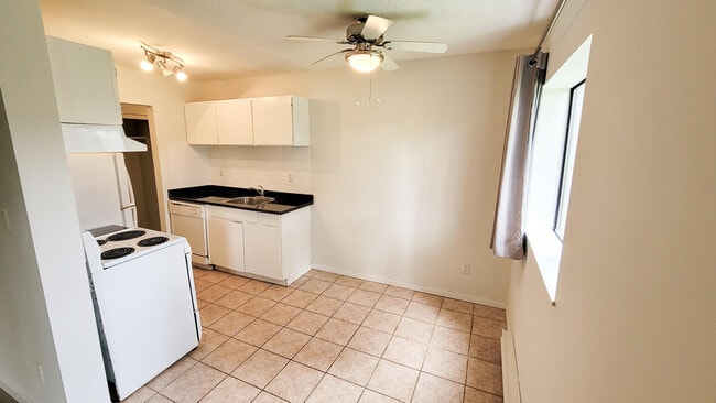 Building Photo - Pinetree Apartments