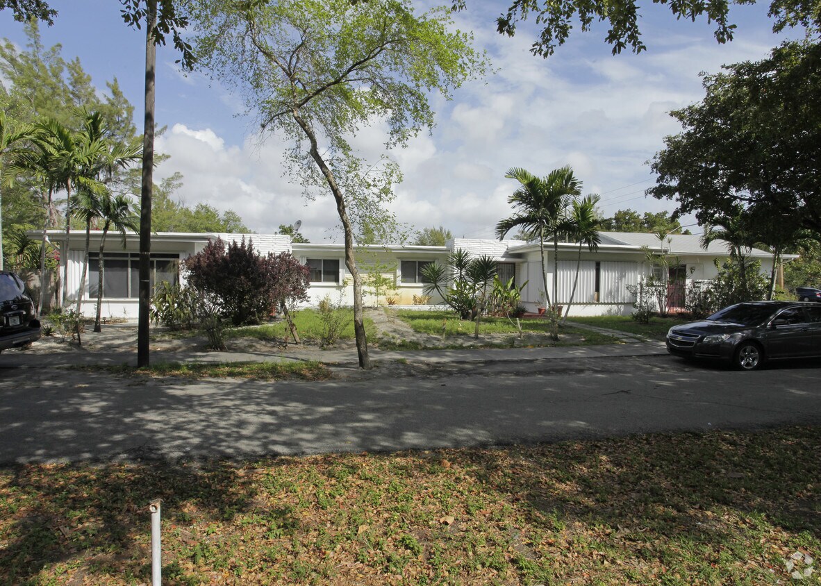 Foto del edificio - 795-799 NE 121st St