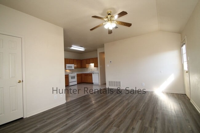 Building Photo - Daybreak Duplex!
