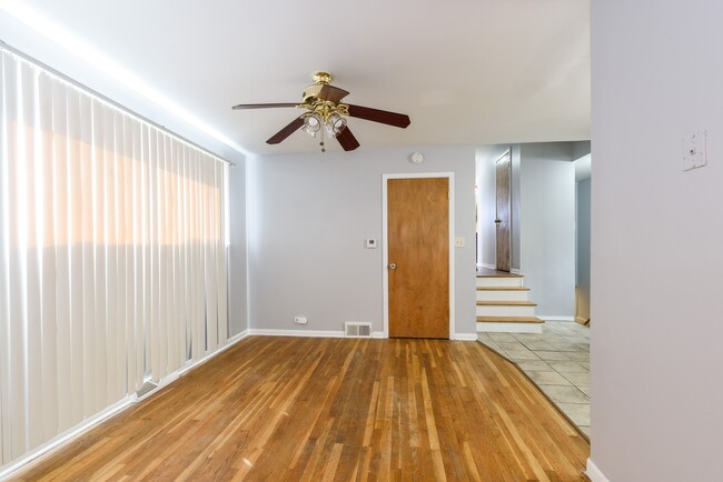 Foto del edificio - 1221 W 112th St