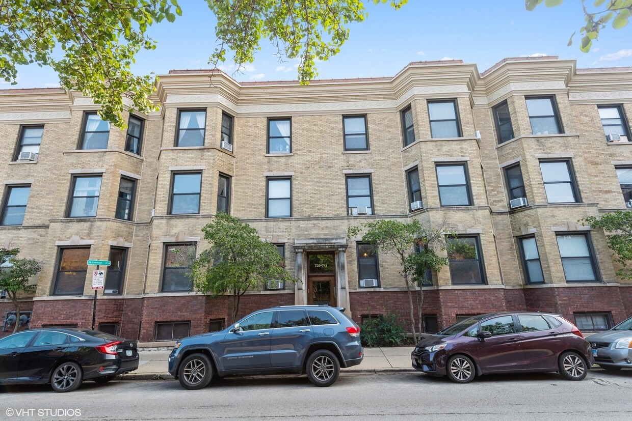 Primary Photo - 739 W Wellington Ave