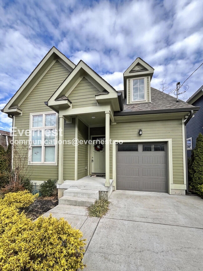 4 Bed/2.5 Bath Home with Garage / Pet-Friendly / Available Now! - 4 Bed/2.5 Bath Home with Garage / Pet-Friendly / Available Now!