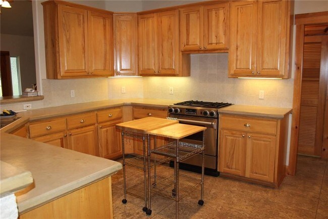 Building Photo - 308 Valley Dr