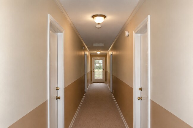 Foto del edificio - Close to everything West Roxbury offers! Bright 2-bedroom condo for rent!