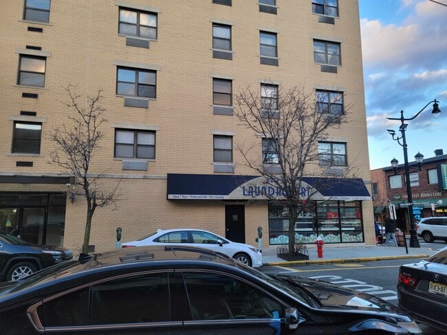 Foto del edificio - 2401 Bergenline Ave