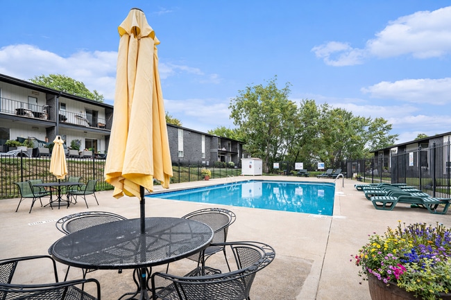 Building Photo - Royal Court Apartments