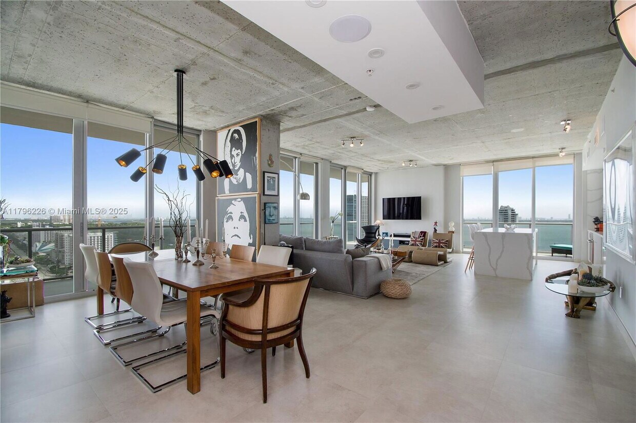 Foto principal - 3470 E Coast Ave