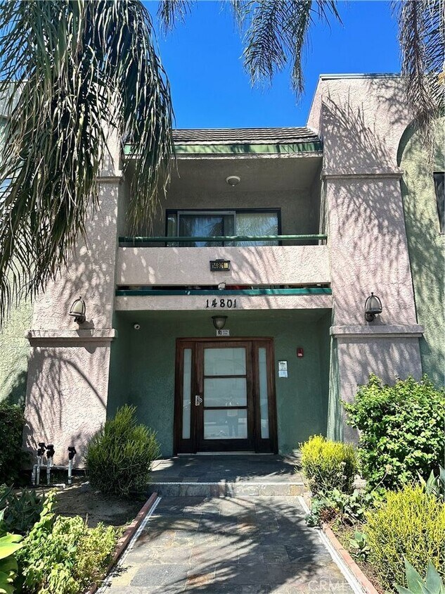 Foto principal - 14801 Nordhoff St