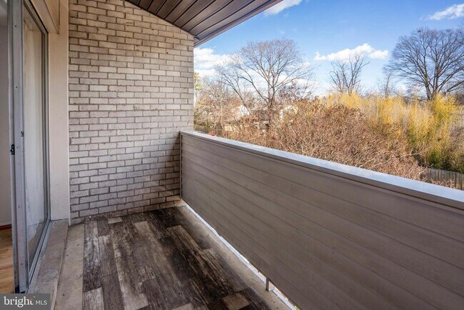 Building Photo - 5606 Bloomfield Dr