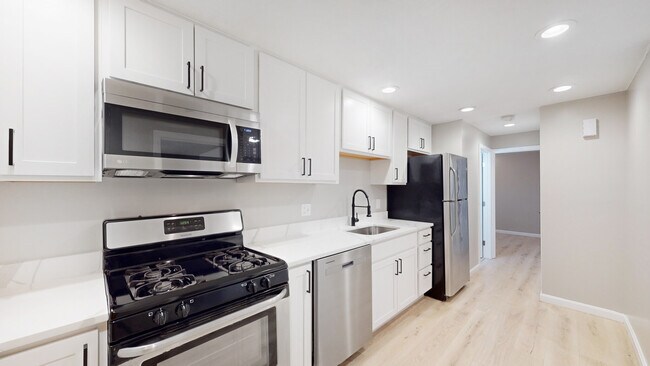 Building Photo - 90 Waldemar Ave