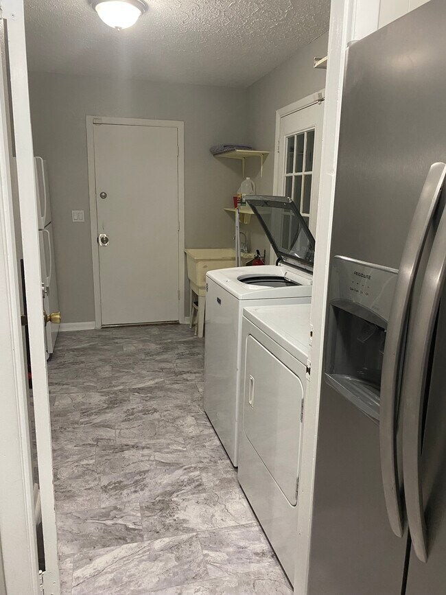 cuarto de lavandería - 11717 Douglas Ln