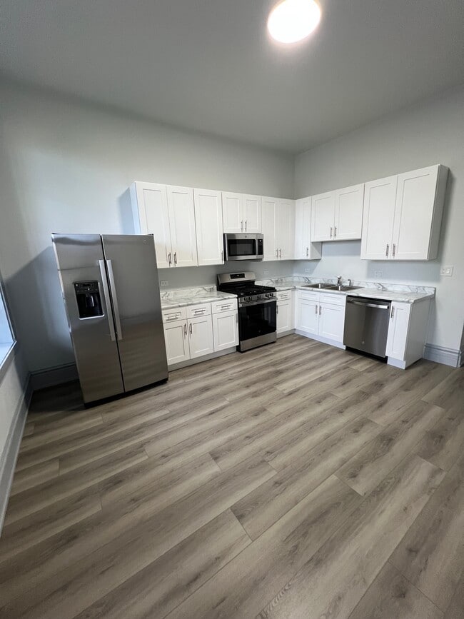 Large kitchen. - 2057 W Chicago Ave