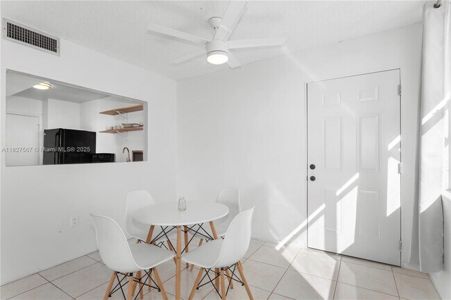 Foto del edificio - 9440 W Bay Harbor Dr