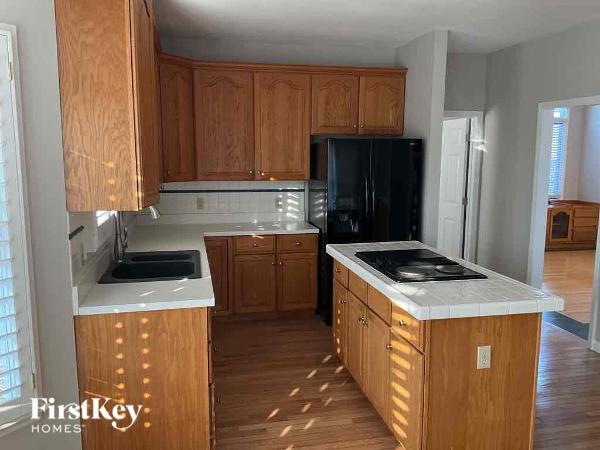 Building Photo - 700 Meadow Cliff Dr