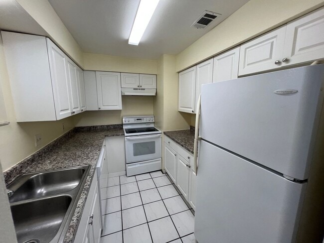 Building Photo - Unfurnished Annual Rental