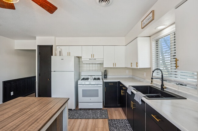 Building Photo - 403 River Dr