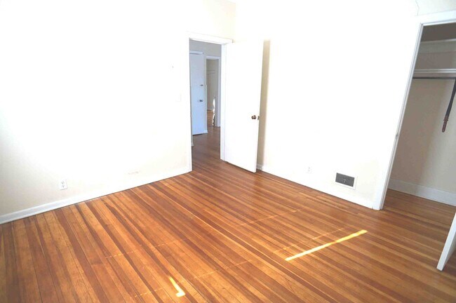 Building Photo - 1415/1417 C St Duplex