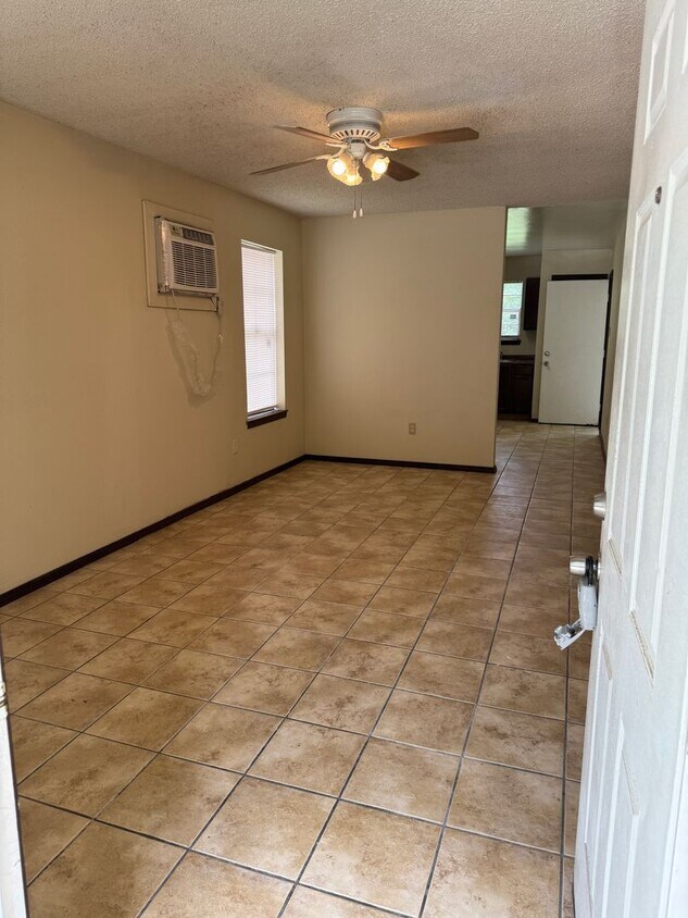 Foto del edificio - 2343 Elm Park Dr