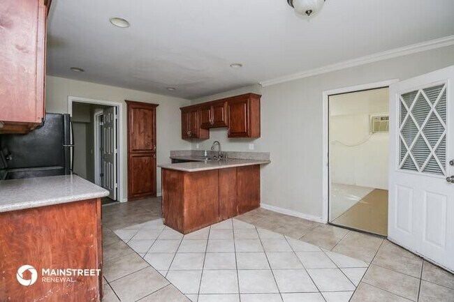 Building Photo - 2039 W Atlanta Ave, Phoenix, AZ 85041