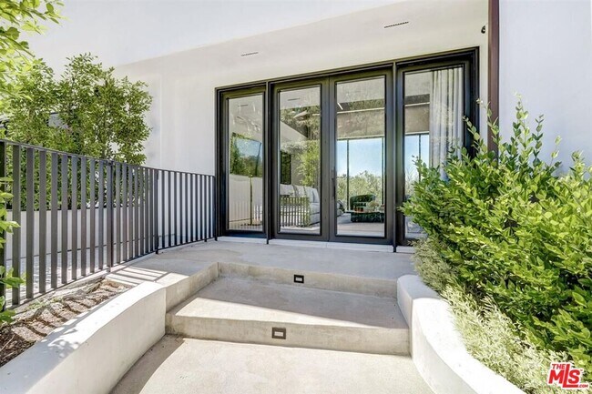 Foto del edificio - 16668 Calneva Dr