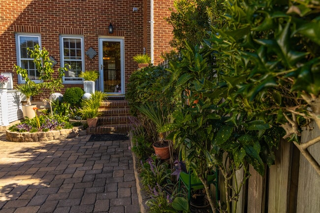 Photo - 817 Botetourt Gdns (Norfolk, VA) Townhome