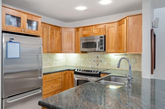 Building Photo - Las Palmas 3 bedroom, 2 bath townhome with...