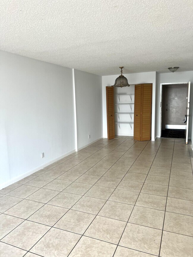 470 Executive Center Dr Unit 1 E, West Palm Beach, FL 33401 Condo for