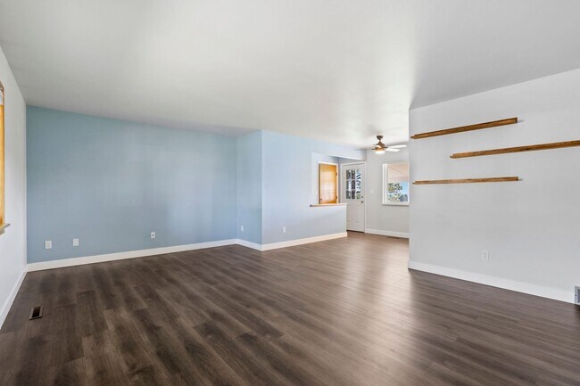 Building Photo - 5 Bedrooms, 2 Bathrooms, and a Huge Yard!