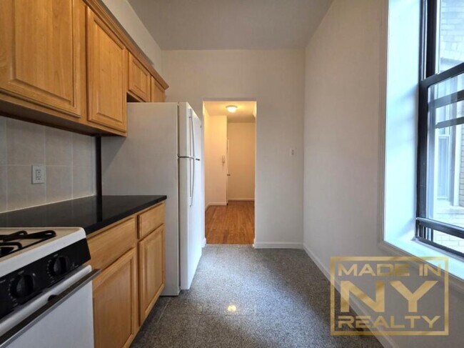 Foto del edificio - 2 bedroom in SUNNYSIDE NY 11104