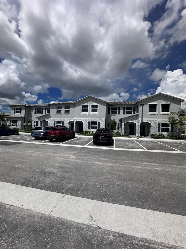 Foto del edificio - 1183 NW 1st Ter