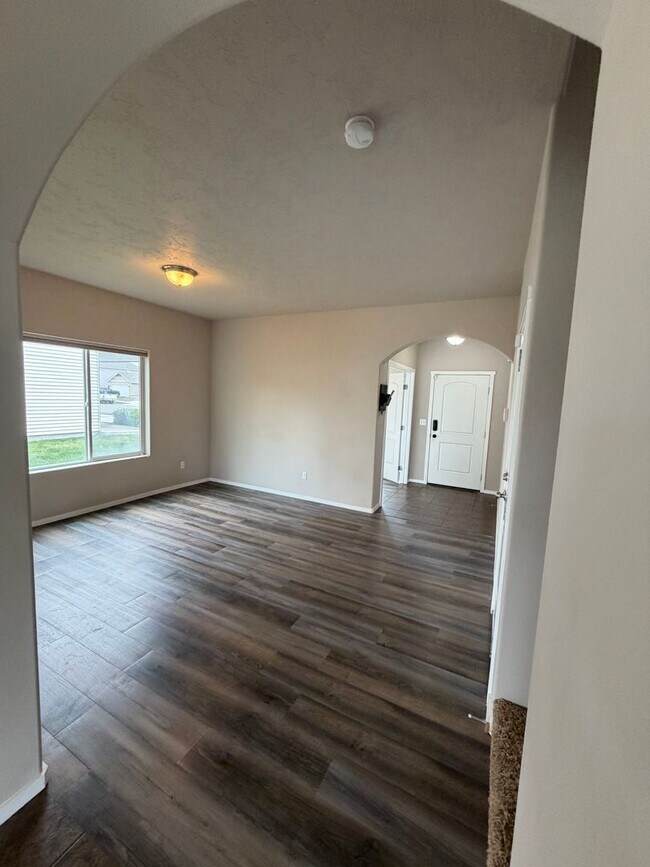 Foto del edificio - Check out our move in special on this charming Very Spacious 2-Story Home for Rent in Pasco, WA!