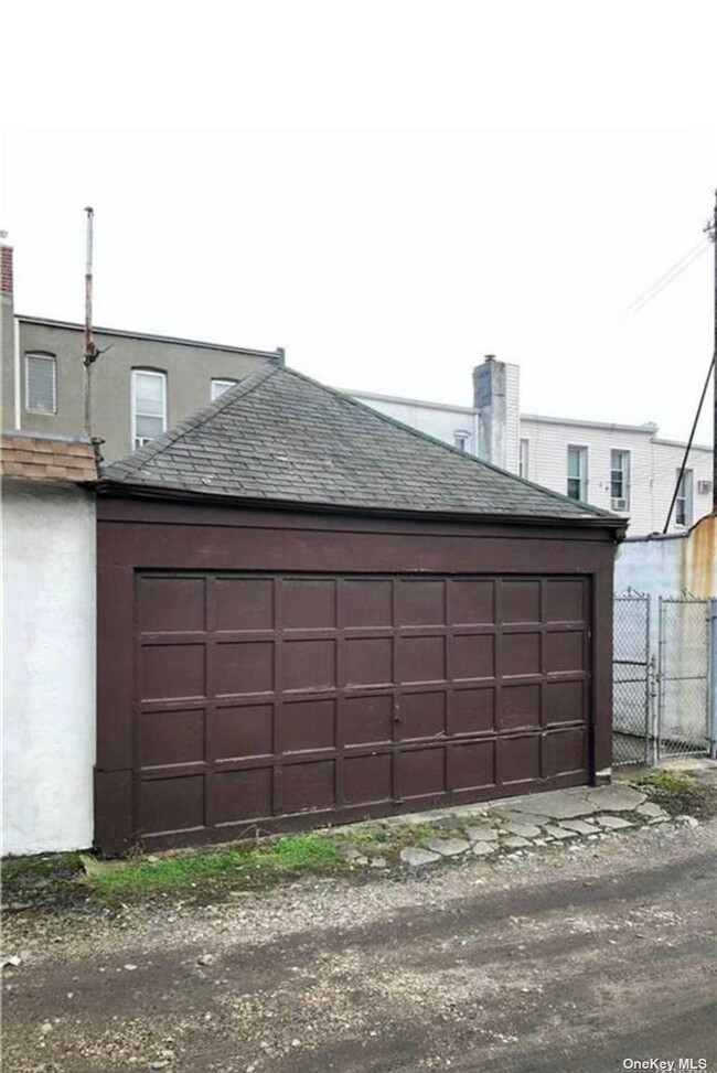 Building Photo - 60-51-60-60 60th Dr