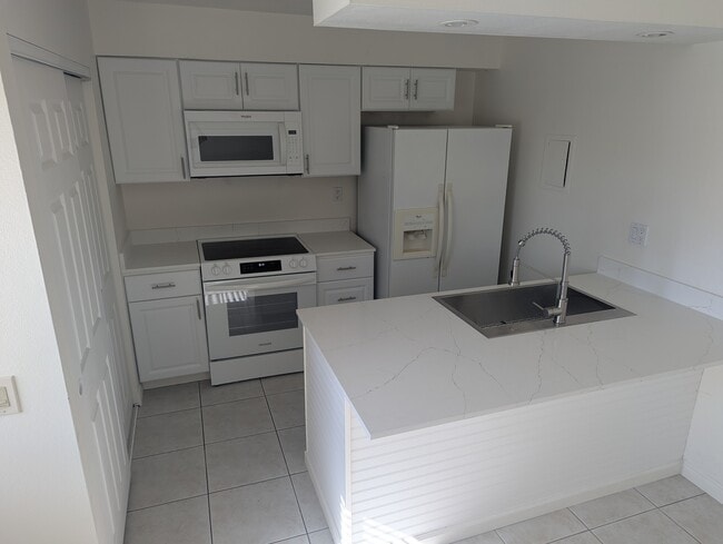 Building Photo - 72564 Edgehill Dr
