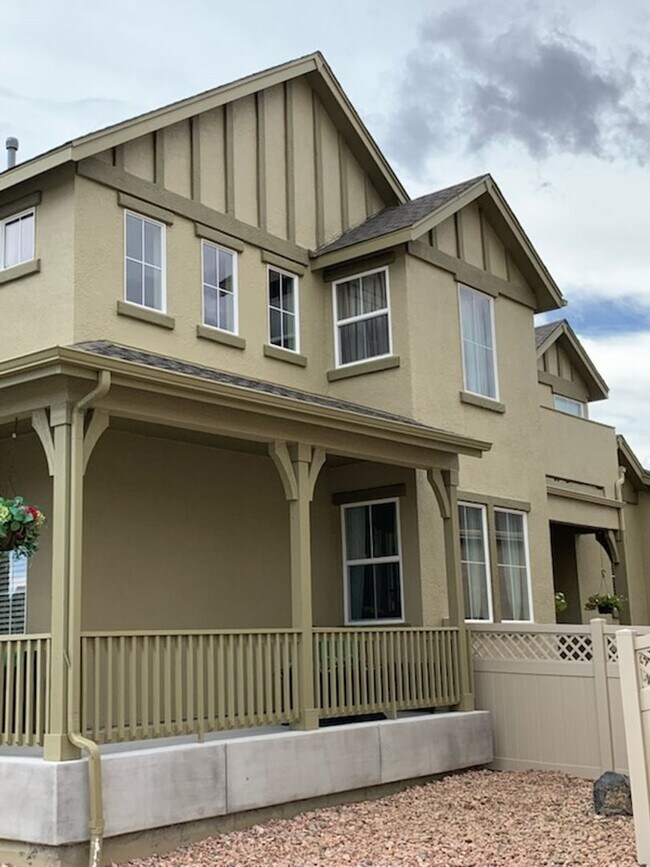 Building Photo - Living by the Lake! 3 bed, 2.5 bath, 3 car!!