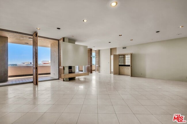 Foto del edificio - 1333 S Beverly Glen Blvd
