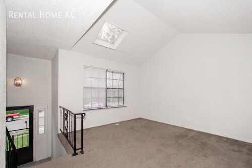 Foto del edificio - Updated 3-bed 2-full-bath Duplex w/fin bsm...