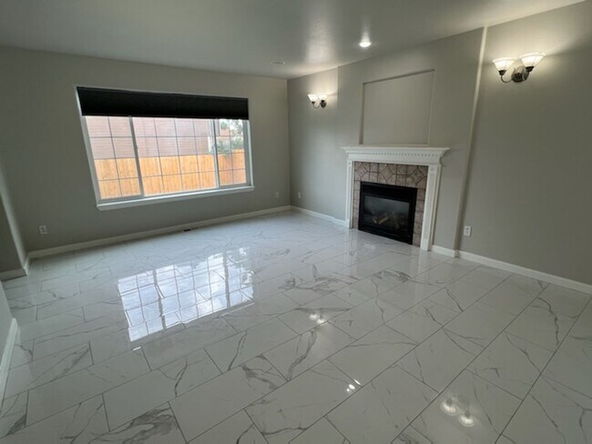 Foto del edificio - Newly remodeled! 3 bedroom, 2.5 baths! Liv...