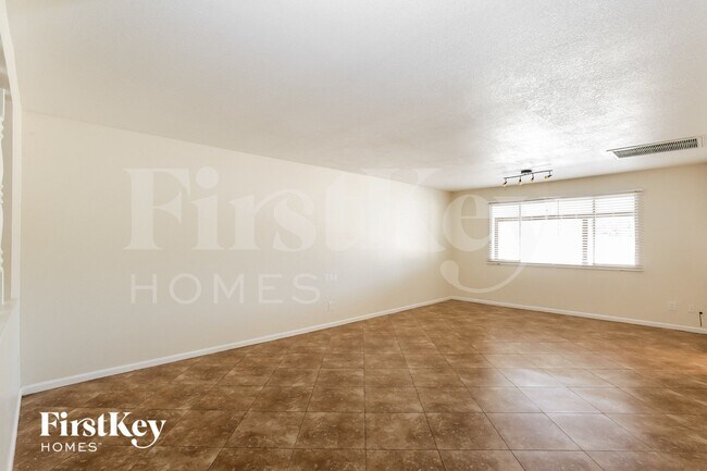 Building Photo - 3012 S Evergreen Rd