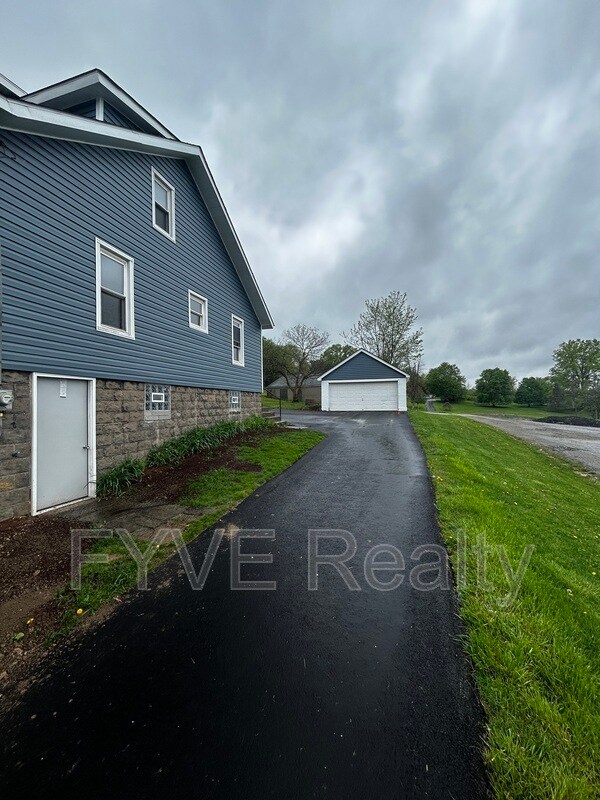 Building Photo - 845 Center Rd