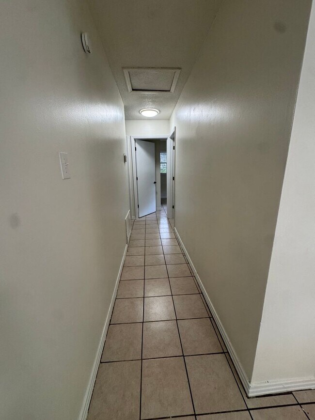 Building Photo - 1055 Anders Dr